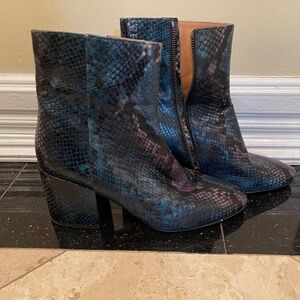 Dries Van Noten heeled ankle boots in blue/black snakeskin print